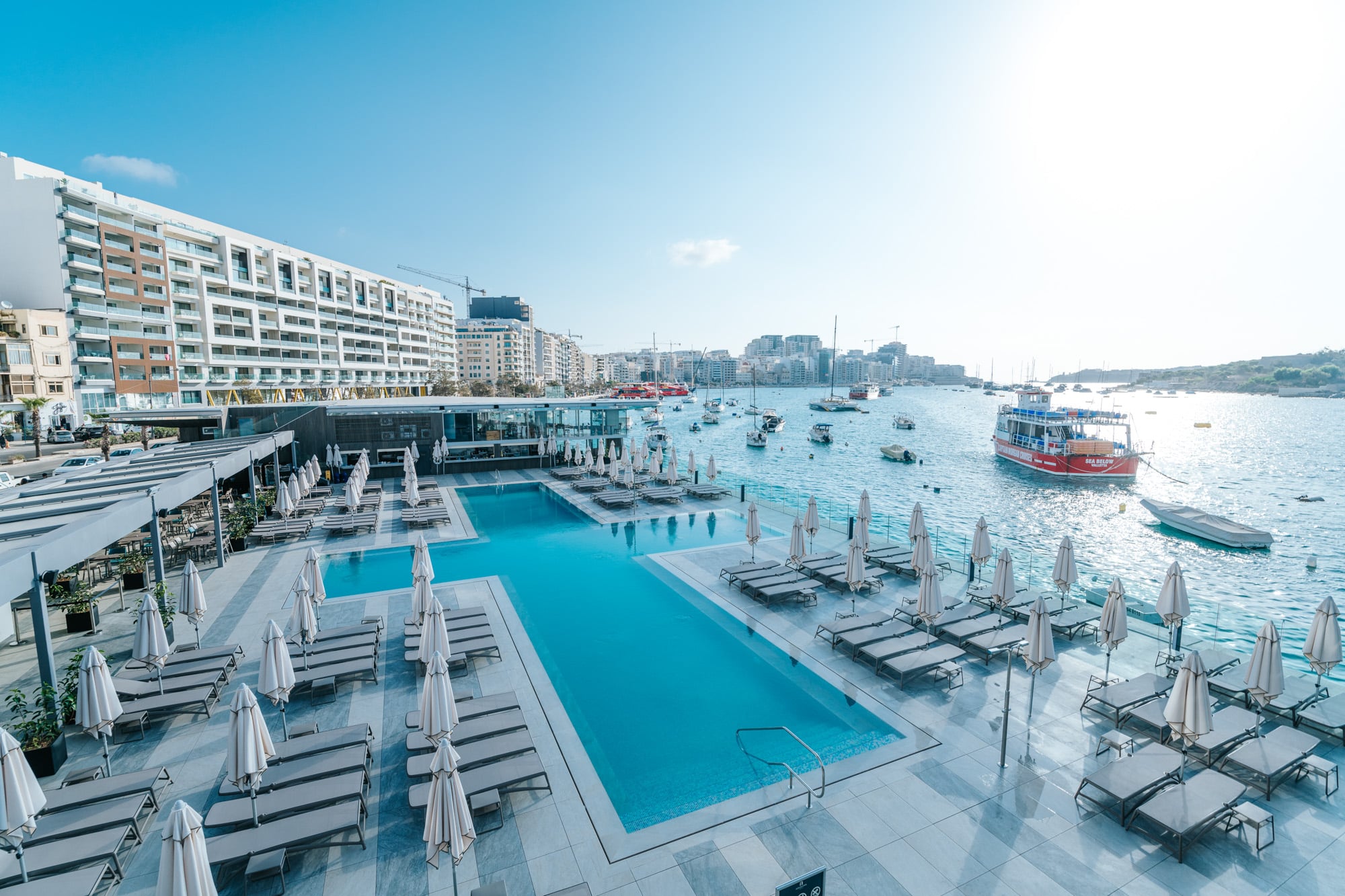 Aqualuna lido pool and sun loungers on the seafront